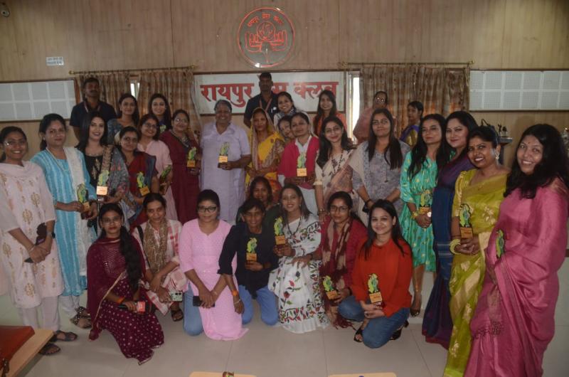 All paths become easier by accepting any challenge, Chief Minister Vishnu Dev Sai's wife Kaushalya Sai, senior journalist Asha Shukla, late.  Madhukar Kher: Discussion on 'Challenges of Women Journalists' and organization of Women Journalist Award at Smriti Bhawan, Raipur Press Club, Mrs. Priyanka Kaushal, Mrs. Renu Nandi, Mrs. Sarita Dubey, Mrs. Bhavna Jha and Ms. Mamta Lanjewar, Raipur Press Club, Chhattisgarh.  , Khabargali