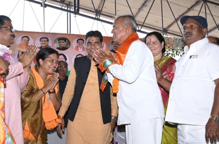 500 people joined Bharatiya Janata Party including former Congress minister, former Congress minister Dr. Haridas Bhardwaj and Leanendra Bahadur of Saraipali royal family, Chhattisgarh, Khabargali.