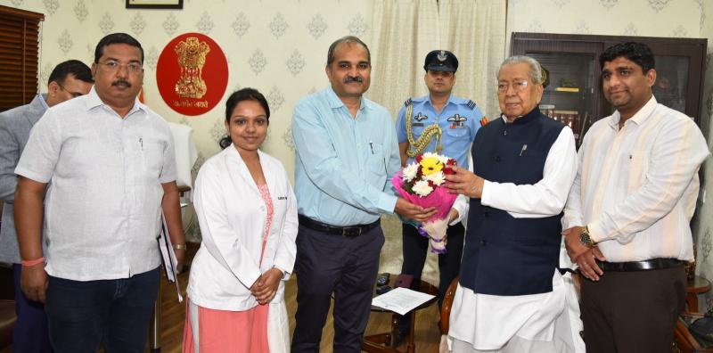 Protesting against unbalanced and impractical changes in the curriculum of medical students, Chhattisgarh Civil Society under the leadership of Dr. Kuldeep Solanki submitted a memorandum to the Governor, Raipur, Chhattisgarh, Khabargali