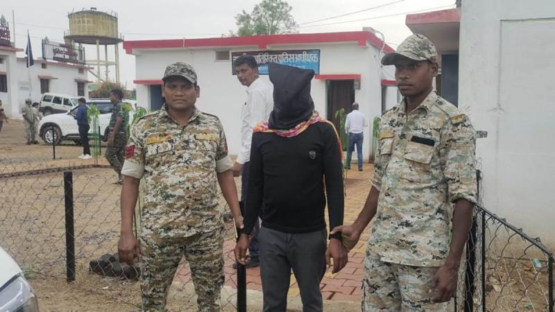 Naxals' courier boy arrested, Raipur connection also exposed, Mohla-Manpur-Ambachoki, Chhattisgarh, Khabargali