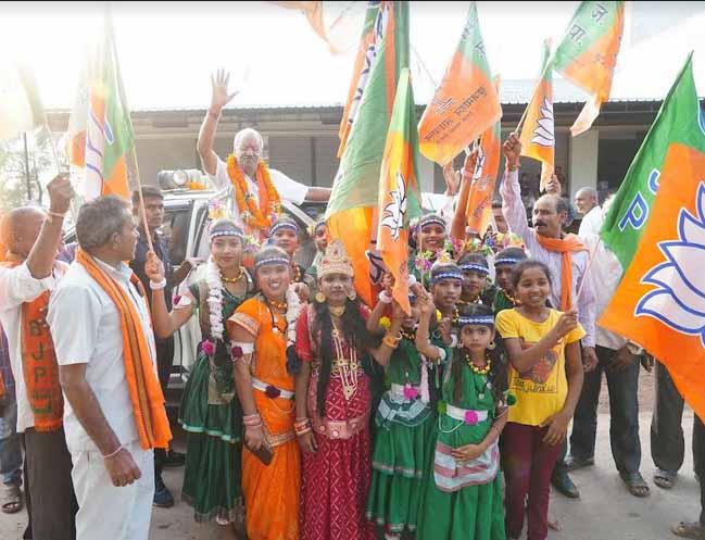 Party candidate from Raipur Lok Sabha, Brijmohan Agrawal did a road show in Champaran, Navapara, Chhattisgarh, Khabargali