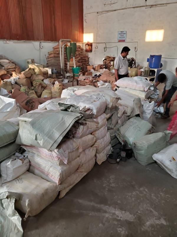 2800 kg carry bags seized from illegal plastic manufacturing and factory sealed, action taken by Chhattisgarh Public Works Department Regional Office Raipur, compensation will also be recovered for damage caused to the environment, M/s Vishwamitra Packaging Sondongri Raipur, Satyakarma Welfare Foundation Society, Superintendent Engineer A.C. Malu, Regional Officer P.K. Rabde, Environment Protection Act, Chhattisgarh, Khabargali