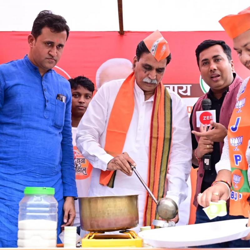 BJP candidate from Raipur Lok Sabha seat Brijmohan Agrawal, Youth Chaupal and discussion campaign over tea, Raipur Lok Sabha constituency in-charge and Raipur West MLA Rajesh Munat, Chhattisgarh, Khabargali