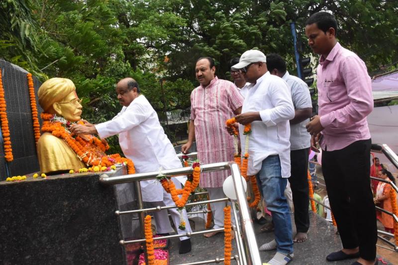 Birth anniversary of Odia litterateur and father of Odia freedom movement, Utkal pride Madhusudan Das ji, Raipur North MLA and State President of Sarv Odia Samaj Purandar Mishra, Gunanidhi Mishra, Kishore Mahanand, Venu Chauhan, Gopal Bagh, Duryodhan Panka, Santosh Hiyal, Raju Bagh, Naveen Nayak, Rajaram Bagh, Balmat Mahanand, Kamal Harpal, Mahesh Baghel, Satyanand Tandi, Gautam Tandi, Gangadhar Baghel, Pinky Nihal, Bindiya Nag, Sudhir Bagh, Raipur, Chhattisgarh, KhabarGali