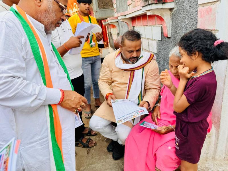 Martyr Pankaj Vikram Ward of Raipur South Assembly Constituency, Sushil Sunny Agarwal Public Servant, Indian National Congress Party, Councilor Mrs. Nisha Devendra Yadav, Congress leader Mr. Devendra Yadav, Mr. Nandkumar Patel, Raipur, Chhattisgarh, Khabargali, to appeal for votes in support of Vikas Upadhyay