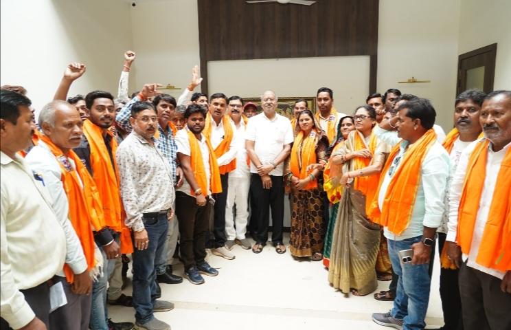 BJP candidate from Raipur Lok Sabha, Minister Brijmohan Agarwal, in the presence of Brijmohan, a large number of Sarpanchs, Panchs, Panchayat members, various community leaders and dignitaries joined the BJP, Chhattisgarh, Khabargali