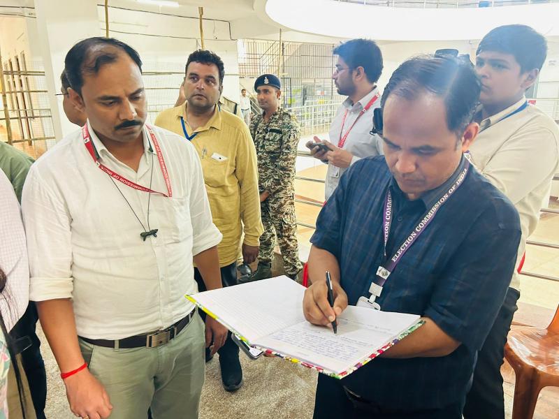 The fate of 168 candidates is sealed in the strong room, all EVMs were kept under tight security and CCTV camera surveillance in the presence of representatives of second phase candidates, Raipur District Election Officer, Chhattisgarh, Lok Sabha Elections, Khabargali