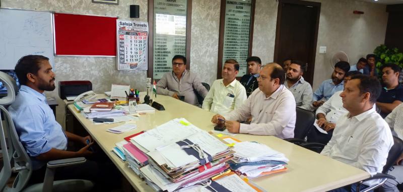The Municipal Commissioner warned the advertising agency operators so that an accident like the falling of hoardings in Mumbai does not happen in Raipur, Raipur Municipal Corporation Commissioner Mr. Abinash Mishra, Chhattisgarh, Khabargali