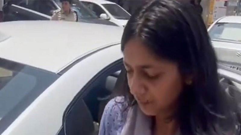 Swati Maliwal narrated the brutality of Vibhav, slapped me seven-eight times, hurt my sensitive organs, pulled my shirt up, Aam Aadmi Party, AAP, MP Swati Maliwal, Delhi Chief Minister Arvind Kejriwal, statement in front of magistrate in Tis Hazari court against Chief Minister's aide Vibhav Kumar, Khabargali