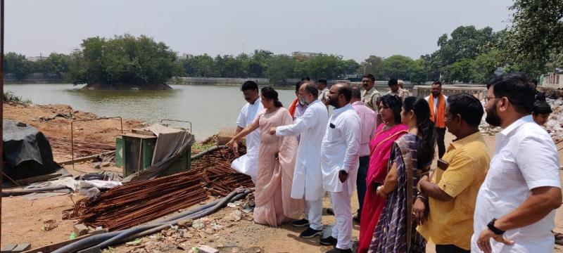 A large part of Karbala pond got filled up and the corporation did not even know about it, Chaubey Colony Swami Atmanand Sarovar, Raipur, Chhattisgarh, Khabargali
