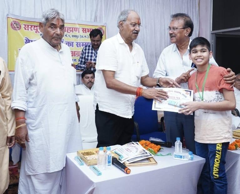 Education Minister Agrawal honored 127 talented children of Brahmin community, contribution of Brahmin community in history is admirable - Brijmohan Agrawal, brilliant students of Sarayuparin Brahmin community who performed excellently in 10th and 12th board exams and other competitive exams, Raipur, Chhattisgarh, Khabargali