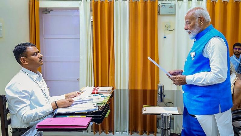 PM Modi filed his nomination papers after taking permission and blessings from Kashi's Kotwal Kaal Bhairav, Prime Minister Narendra Modi Lok Sabha Elections-2024, 251 Sanskrit students chanted Vedic mantras for a long time and blew 101 conches and blessed the PM with Vijayi Bhava:, Varanasi, the entire social engineering hidden in 4 proposers, Khabargali