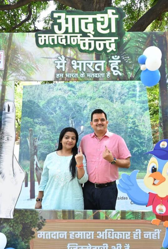 During the third phase of voting for the Lok Sabha elections 2024, Secretary to the Chief Minister and Public Relations Secretary Shri P. Dayanand along with his wife Smt. Shailaja exercised his franchise at Adarsh ​​​​polling station number 52 of Devendra Nagar Officers Colony Raipur, Chhattisgarh, Khabargali