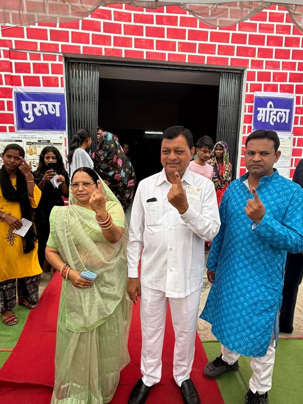 Industry Minister cast his vote with his family, appealed to the general voters to cast their votes 100%, voted at polling booth number 76, Kohadia School of Korba Assembly, Chhattisgarh, Khabargali