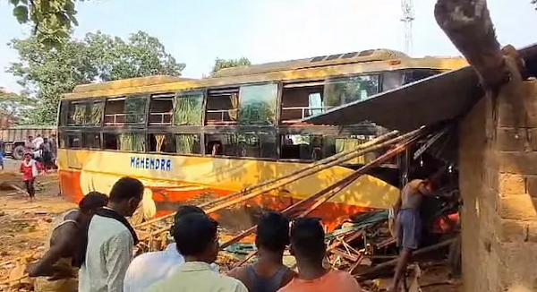 Big Accident: Bus going from Raipur to Jagdalpur met with an accident due to tire burst, two killed, 6 injured in the accident... Kondagaon news Hindi news latest news big news