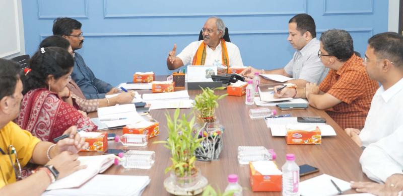 Smart classrooms will be made in all the schools of the state, Brijmohan Agarwal, Important changes will be made in the field of education in Chhattisgarh, Efforts will be made to provide world class education, Chief Minister, Recruitment process of 33 thousand teachers will start soon after approval from the Finance Minister, Education Minister took a review meeting of the School Education Department, Chhattisgarh, Khabargali,