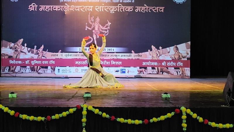 In Mahakal's city Ujjain, Vanshika Gupta of Raipur gave a captivating Kathak performance, Shri Mahakaleshwar Sanskriti Mahotsav national level competition festival organized in Ujjain, worship of Lord Shiva and Shiva Tandava, Guru Mrs. Sangeeta Kapse in Sangeeta Kala Academy, Kathak dance, daughter of Pankaj Gupta and Mrs. Rajni Gupta, Chhattisgarh, Khabargali