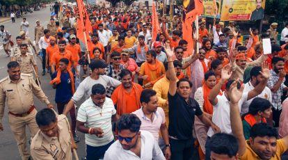 Demonstration of 5000 VHP workers against cow smuggling, large number of police forces deployed...    raipurnews cg nwews hindinews latesnews  