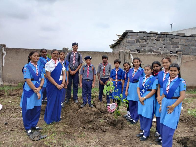 Scouts - Guides of Shri Gujarati School planted trees under "Ek Paudha Maa Ke Naam Abhiyan", Awadhesh Kumar Dwivedi IRS Senior Division Manager Railway Raipur, Bharat Scouts and Guides State Chief Commissioner Dr. Somnath Yadav and State Secretary Kailash Soni, Anees Memon Principal Shri Gujarati U. Ma. School, Sector - 4, Devendra Nagar, Raipur, Scout Guide Incharge Mrs. Aarti Rajput, Khabargali