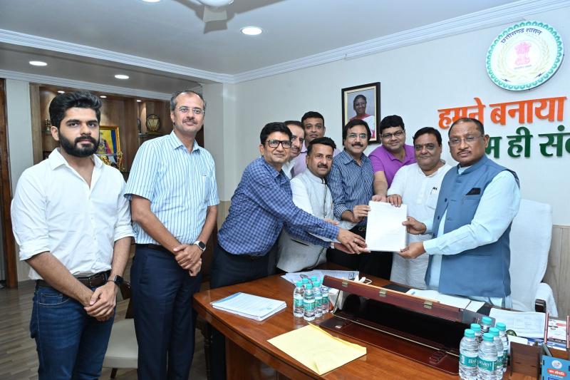 An impressive memorandum regarding GST was presented by the Vyapari Ekta Panel to Chief Minister Vishnu Dev Sai, Finance Minister O P Choudhary, Chhattisgarh GST Commissioner Rajat Bansal, Chetan Tarwani, Shri Chand Sundarani, Yogesh Agarwal, Saral Modi, Industry Chamber Anil Nachrani, Vijay Jhawar, Dharmveer Nachrani, Umesh Agarwal, Vikas Agarwal, J P Agarwal, Khabargali