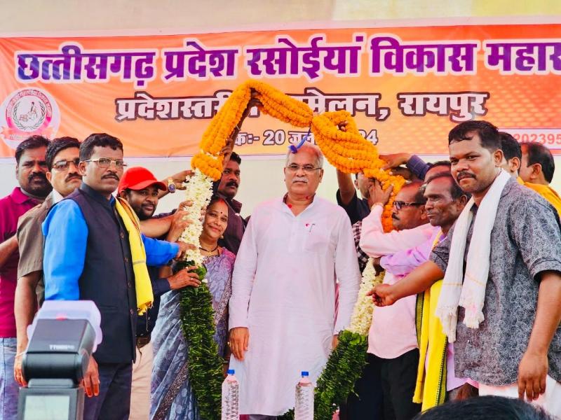 Bhupesh Baghel, Sushil Sunny Agarwal, former president of Chhattisgarh Building and Other Construction Workers Board, Raipur, Chhattisgarh, Khabargali attended the state level convention of Cook Development Federation