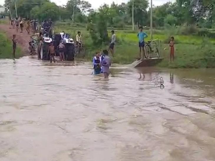 Rivers and drains in spate in Chhattisgarh, heavy rains in Raipur, children risking their lives going to school  cg news raipurnews durg news  khabargali  