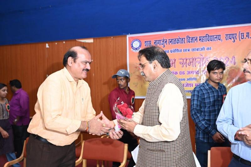 Students securing top positions in all colleges of Raipur and students securing first position in classes in Science College will get scooty, bullet and cash prizes, Convocation Ceremony 2024 at Government Nagarjuna Postgraduate Science College, Raipur, former minister and Raipur West MLA Shri Rajesh Munat, Principal Dr. A.K. Mishra, Chhattisgarh, Khabargali