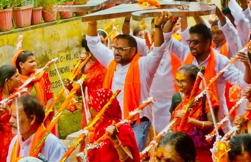 Sushil Sunny Agrawal participated in Kanwar and Trishul Yatra, Kanwar and Trishul Yatra organized from Durga Temple in Priyadarshini Nagar to Govardhan Chowk Canal Road to Hatkeshwarnath Temple Mahadev Ghat Raipur, Raipur, Chhattisgarh, Khabargali