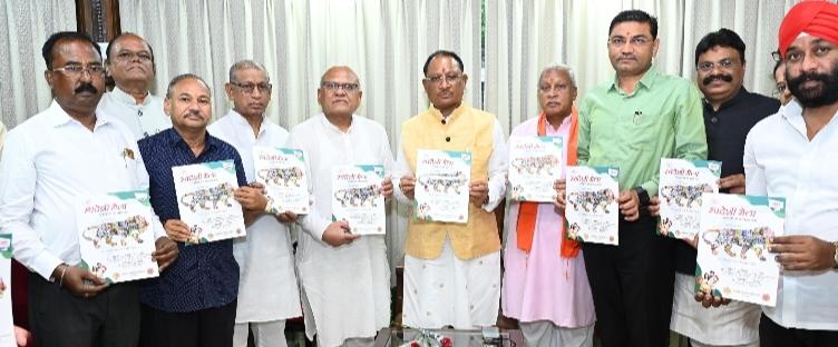 World Guru's goal will be accomplished through Swadeshi Campaign- Vishnudev Sai, release of Swadeshi Mela's brochure, Fair Manager of Indian Marketing Development Center Subrata Chaki, State Convenor of Swadeshi Jagran Manch and State Coordinator of Swavalambhi Bharat Abhiyan Mr. Jagdish Patel, Mr. Praveen Masheri, Mrs. Sheela Sharma, Mr. Yugbodh Agrawal, Mr. Amar Bansal, Mr. Amarjit Singh Chhabra, Mrs. Suman Mutha, Mr. Naveen Sharma, Bilaspur Division Convenor Dr. Sushil Shrivastava, Dr. Prafull Sharma, Di