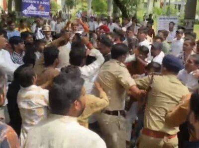 Ruckus between ABVP and NSUI workers in Chhattisgarh college, policemen also beaten up cg news raipurnews chhattisgarhnews hindinews cg latestnews khabargali
