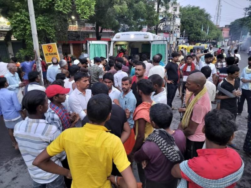 Big accident: Crowd of devotees ran over the people who fell in the stampede in Siddheshwarnath temple, 8 people died...  latest news hindinews accident news khabargali 