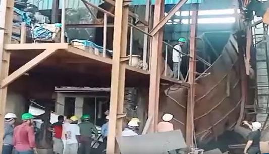 Big explosion in aluminum plant, workers buried after coal bunker collapse, three people died... Latest news hindi news big news khabargali 