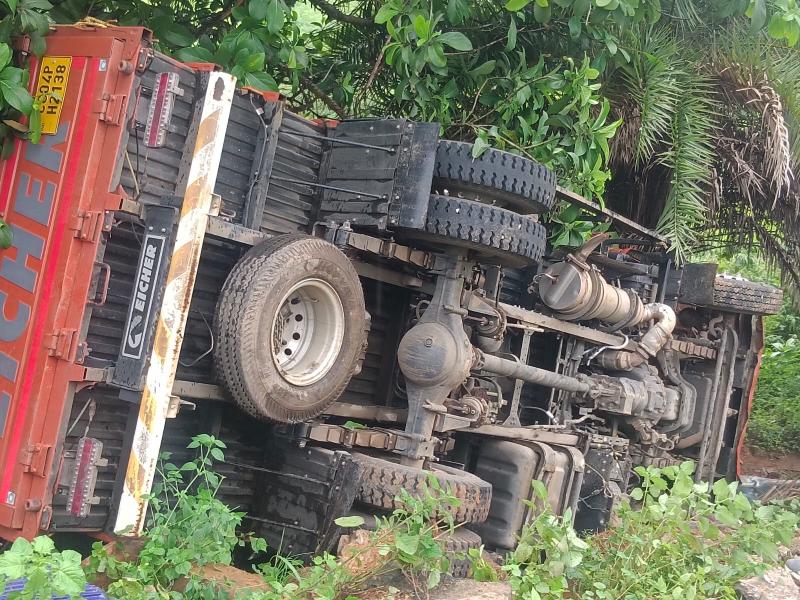 Truck loaded with CRPF soldiers went out of control and overturned, three soldiers injured... Cg news big news latest news khabargli 