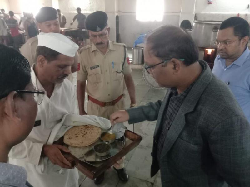 Principal District and Sessions Judge conducted a surprise inspection of Raipur Central Jail, Abdul Zahid Qureshi, President, District Legal Services Authority, Secretary District Legal Services Authority Ramesh Chauhan, Raipur, Chhattisgarh, Khabargali