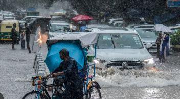 It has been raining continuously for 1 hour in the capital, two people died due to lightning...  cg news latest news cg bignews khabargali 