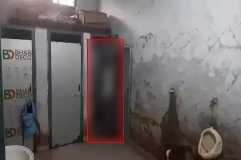 Student hanged himself in the toilet, sensation spread in the school... cg bignews hindinews cg news crime news khabargali   cg news hindinews cg bignew s