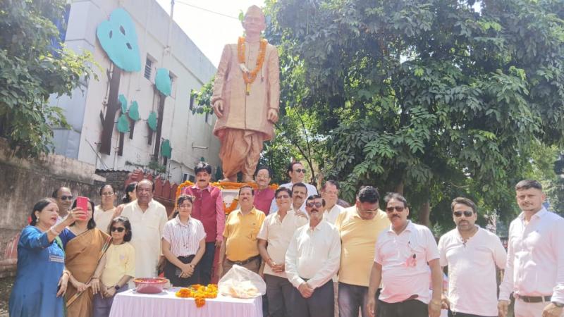 Chhattisgarh Kayastha Samaj, District Raipur celebrated the birth anniversary of the pride of the society, former Prime Minister, Late Shri Lal Bahadur Shastri with great pomp and show. Shri Rajjan Srivastava, State President, Shri Pramod Khare, Mrs. Usharajjan Srivastava, Patron Women's Cell, Vineeta Srivastava, State President Women's Cell, Dr. Shri Manish Srivastava, State President Medical Cell, Rahul Srivastava, State President Youth Cell, Ashok Srivastava, District President, Amrita Srivastava, Distri