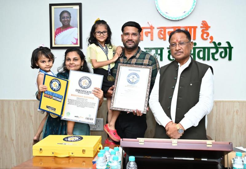Two real sisters from Raipur made a world record, Worldwide Book of Records, Chief Minister blessed the daughters, 6 year old Bhavya Kotdiya remembers the names of inventors and 3 year old Bhavisha Kotdiya remembers the names of capitals of 100 countries, father Mr. Gaurav Kotdiya, mother Mrs. Namita Kotdiya, Raipur, Chhattisgarh, Khabargali