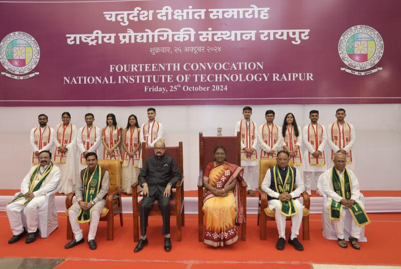 President Draupadi Murmu gave gold medals to promising engineering students, today 25 October was a historic day for National Institute of Technology, Raipur. President of the country Mrs. Draupadi Murmu gave her dignified presence in the 14th convocation of the institute today, Raipur, Chhattisgarh, Khabargali