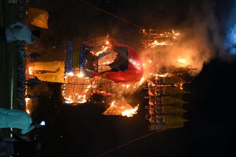 Grand Ravana Dahan in Raipur WRS Colony, 110 feet high Ravana burnt in smoke cg news Raipur news chhattisgarh news khabargli
