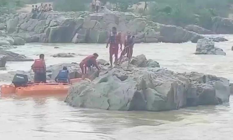 2 youth drowned in strong current, SDRF team is searching cg news hindi news latest news khabargli 