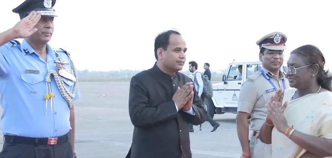  छत्तीसगढ़ प्रवास के बाद राष्ट्रपति द्रौपदी मुर्मु नई दिल्ली के लिए हुई रवाना, एयरपोर्ट पर दी गई भावभीनी विदाई After her stay in Chhattisgarh, President Draupadi Murmu left for New Delhi, gave an emotional farewell at the airport. cg news hindi news cg big news latest news khabargali 