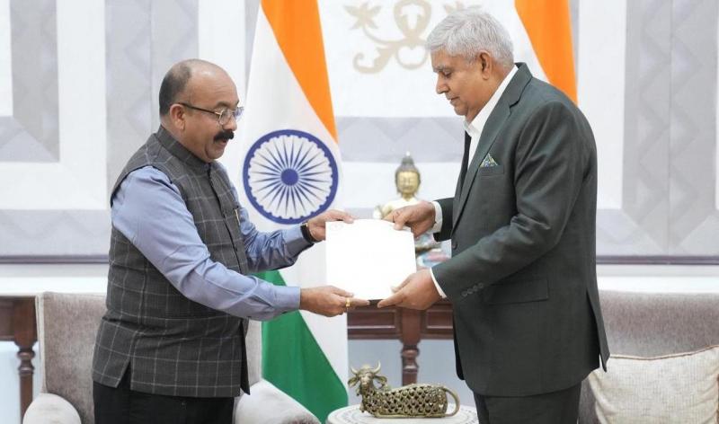 राज्योत्सव के समापन में उप राष्ट्रपति, डिप्टी सीएम ने उप राष्ट्रपति धनखड़ से मुलाकात कर दिया न्योताAt the conclusion of Rajyotsav, Vice President and Deputy CM invited Vice President Dhankhar to meet him.  cg news hindi news cg big news latest news khabargali 