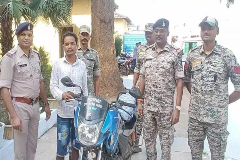  कांग्रेस नेता की बाइक से मिले नकली नोट, पुलिस ने चेकिंग में पकड़ाFake currency notes found in Congress leader's bike, caught by police during checking  cg news politics news cg big news khabargali 