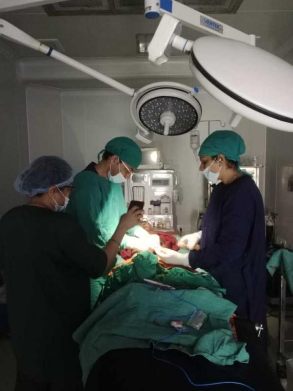 Big negligence in government hospital, doctors performed sterilization operation in torch light  cg news latestnews cg bignews hindinews latestnews khabargali 