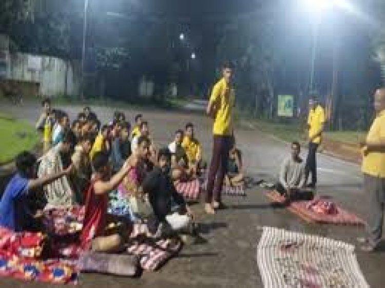 Semi-nude demonstration of PRSU students, this serious allegation against the Registrar and Warde  cg news raipur news cg bignews hindi news khabargali