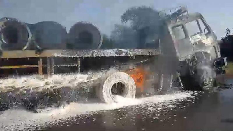 A massive fire broke out in a moving truck, the fire brigade team extinguished the fire with water...  cg news durg news fire on truck fire team latest news hindinews khabargali 