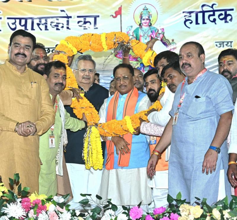 Surya Aaradhana Chhath Puja is a festival to connect humans with nature: Chief Minister Say, Chief Minister called upon people to take a pledge to conserve and enhance water resources, Chief Minister participated in the auspicious aarti of Chhathi Maiya on the banks of Kharun river, Mahadev Ghat Raipur, Chhattisgarh Khabargali