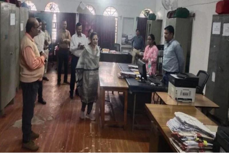  सरकारी कर्मचारियों की खत्म नहीं हुई दिवाली, दफ्तरों में सन्नाटा, 55 अधिकारी-कर्मियों को नोटिस  Diwali of government employees did not end, silence in offices, notice to 55 officers and employees  cg news hindi news cg big news latest news khabargali 