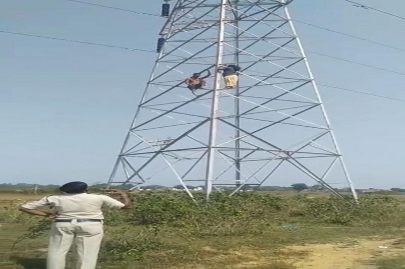 40 फीट ऊंचे बिजली टावर पर चढ़ गई महिला, पति के ताने से थी परेशान Woman climbed 40 feet high electricity tower, was upset with her husband's taunts cg news  cg big news latest news khabargali   